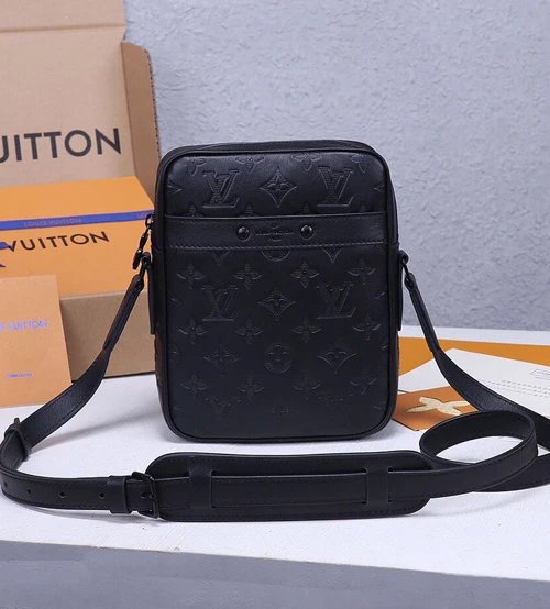 Louis Vuitton taurillon monogram m44972 16x21x4.5cm