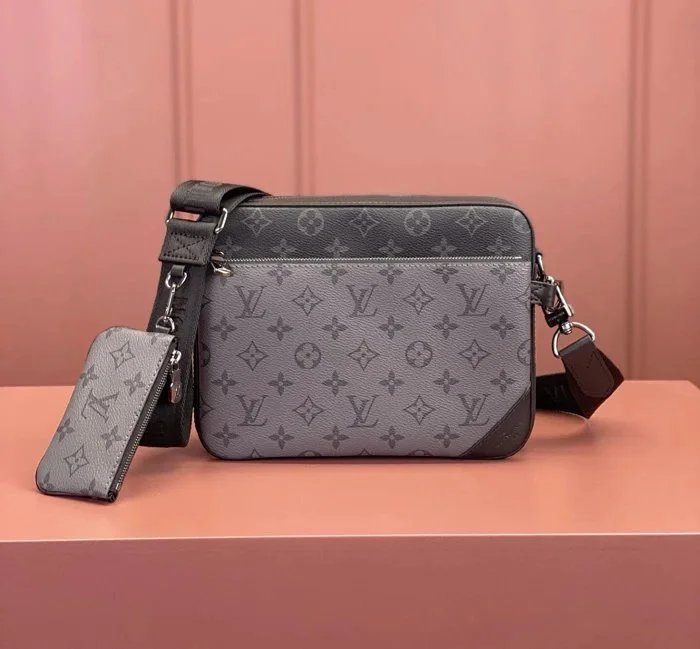 Louis Vuitton trio m69443 m69443 25×18.5×7 Built in chip